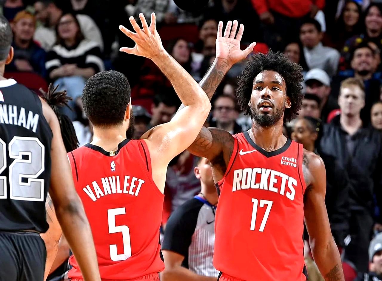 英超日本国脚与战犯照片合影，其俱乐部比赛在中国照常直播引球迷不满，咪咕客服回应（英超日本国脚被曝与战犯合影，其俱乐部在华比赛照常转播引球迷不满，咪咕客服回应）