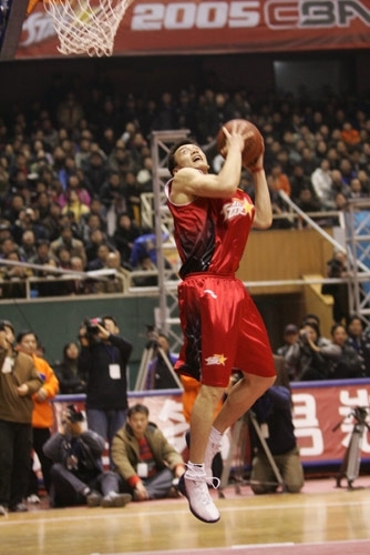 篮球湖人主帅公开力挺球队核心：不可动摇（湖人主帅公开声援核心球员：地位不可撼动）