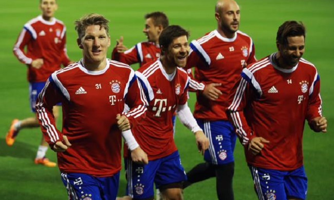 这胳膊太长了！文班背后偷袭轻舒猿臂抢断 卡斯尔快攻暴扣打停（臂展拉满！文班背后偷球长臂一探断下 卡斯尔快攻重扣逼暂停）