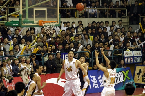 美记：特纳去向成为联盟焦点，雄鹿很可能用库兹马升级阵容（美媒：特纳下家成联盟热点，雄鹿或借库兹马补强阵容）