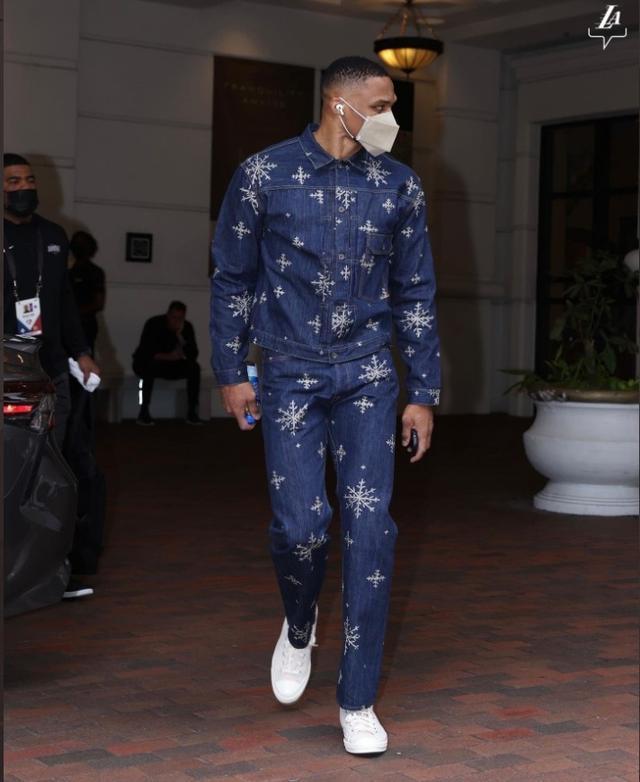 报价超十亿英镑，英媒：派拉蒙获得四年在英国的欧冠转播权（英媒称：派拉蒙以逾10亿英镑拿下英国地区四年欧冠转播权）