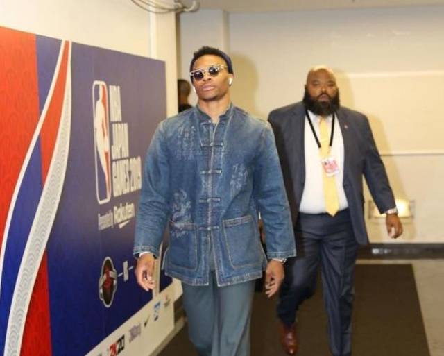 三分也是杀招了！亚历山大本赛季三分命中率来到45.4% 联盟前10（亚历山大三分成杀手锏：本季命中率45.4%，位列联盟前十）