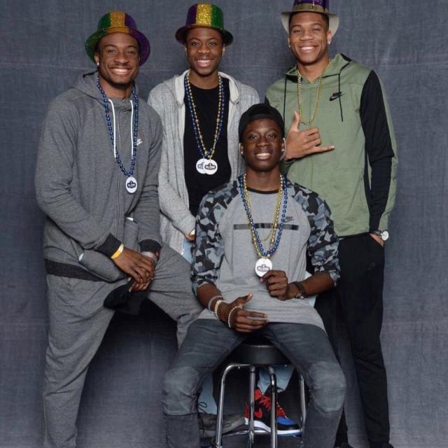 欧冠决赛用球谍照：包含白+深紫，灵感来自举办城市布达佩斯（欧冠决赛用球曝光：白与深紫配色，灵感源于举办地布达佩斯）