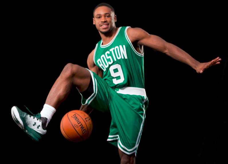 梅根观战圣诞大战 场边激动大叫为男友加油！克莱表现不佳仅7分（梅根现身圣诞大战场边热烈助威 克莱状态低迷仅得7分）