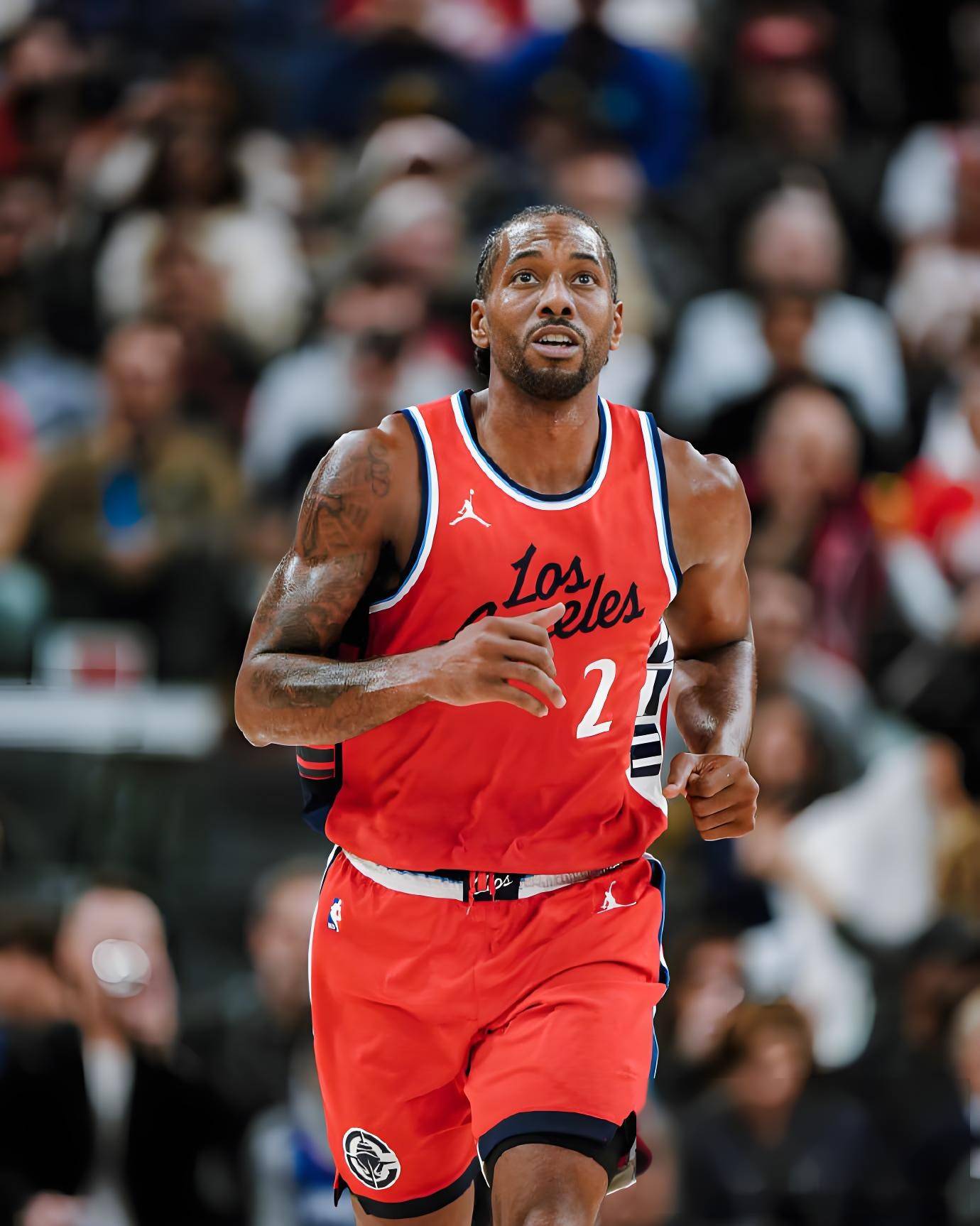 旧将：维尼修斯表现没达到他的续约要求，多数皇马球员也这样（前队员：维尼修斯的表现配不上其续约要价，多数皇马球员也如此）